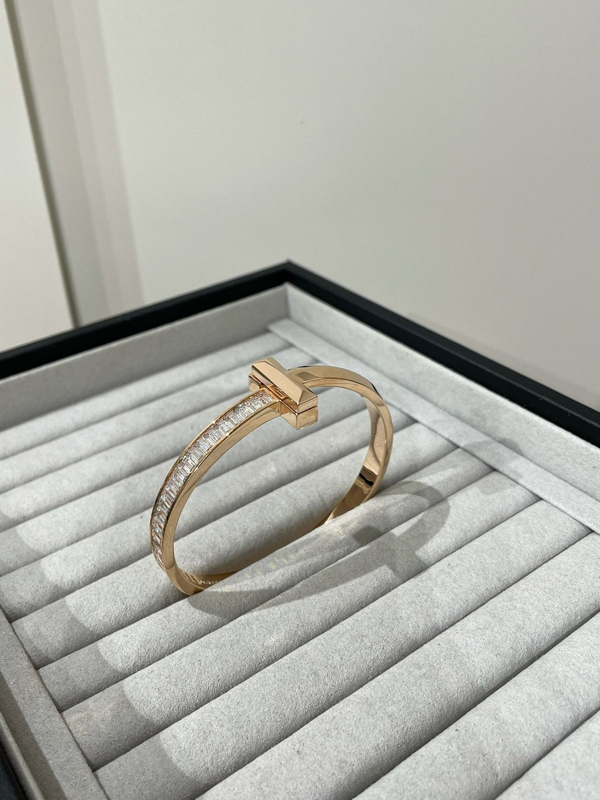 [Lume Jewelry]WIDE HINGED BANGLE PINK GOLD WITH BAGUETTE DIAMONDS